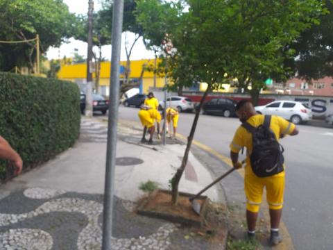 Trabalhadores fazem raspação em calçada de esquina #paratodosverem