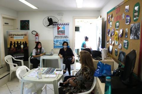 sala com pessoas sentadas para orientações de cidadania. #paratodosverem