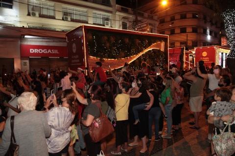 público registra em celular e assiste à passagem da caravana.#paratodosverem
