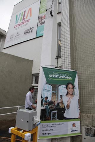 A fachada da Vila Criativa Sênior com banner da caravana das oportunidades. #paratodosverem