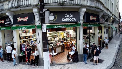 BAR DE ESQUINA COM PORTAS ABERTAS, PESSOAS CONVERSANDO E BEBENDO #PARATODOSVEREM