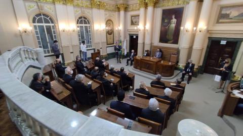 Vista aérea da sala princesa isabel com pessoas sentadas #paratodosverem