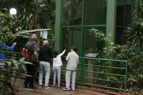 familia observa espaço com aves #paratodosverem