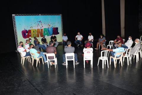 Pessoas sentadas em círculo em reunião #paratodosverem