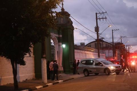 carro funerário entra no cemitério. #paratodosverem