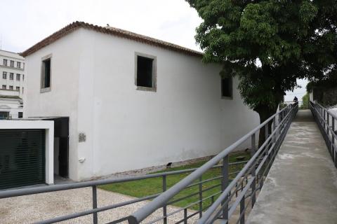 vista da entrada dos fundos da Casa do Trem, com rampa acessível em primeiro plano à direita. #paratodosverem