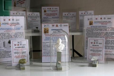 miniatura do busto de josé bonifácio e documentos expostos. #paratodosverem