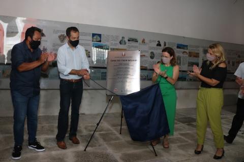 autoridades descerram placa para marcar reinauguração do espaço. #paratodosverem