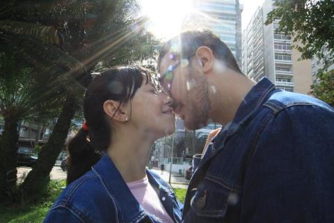 casal se beija sob a luz do sol. #paratodosverem