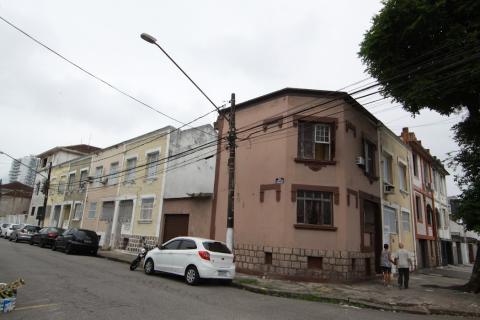 casas antigas de varias cores  #paratodosverem