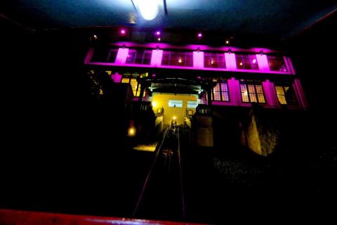 FACHADA DE CASARÃO ILUMINADO À NOITE COM TONS ROSA  #PARATODOSVEREM