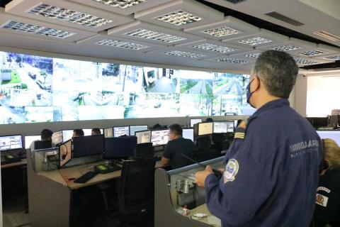 Guarda Municipal observa central de monitoramento #paratodosverem
