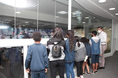 Crianças observam central de monitoramento #paratodosverem