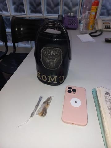 celular e drogas em cima da mesa