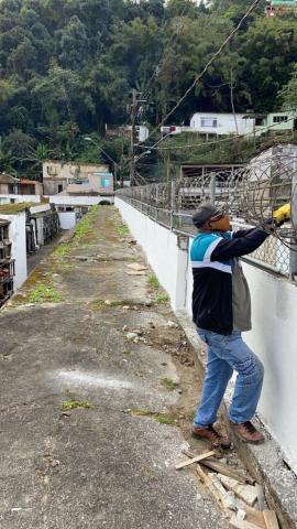 Homem instalando a cerca. #paratodosverem