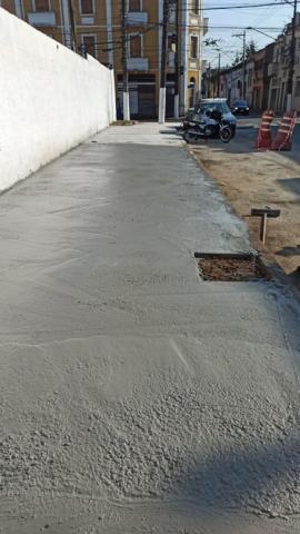 Piso da calçada recebendo concreto #paratodosverem