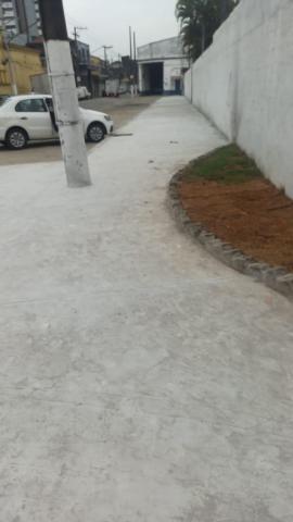 Piso da calçada concretado e com jardim na beirada #paratodosverem