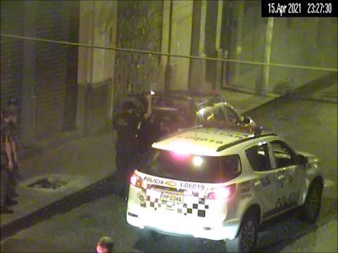 Viatura da Polícia Militar está na Via ao lado de um carro da Guarda Municipal. #paratodosverem