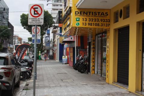 rua com varios comércios  #paratodosverem
