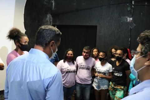 Jovens utlizando camisetas do centro da juventude conversam com o prefeito. #paratodosverem