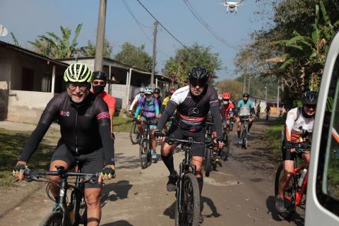 ciclistas pedalam na área da comunidade. #paratodosverem