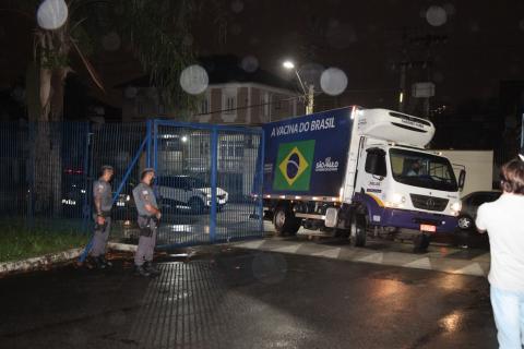Caminhão com bandeira do brasil desenhada na caçamba entre em estacionamento. #Paratodosverem