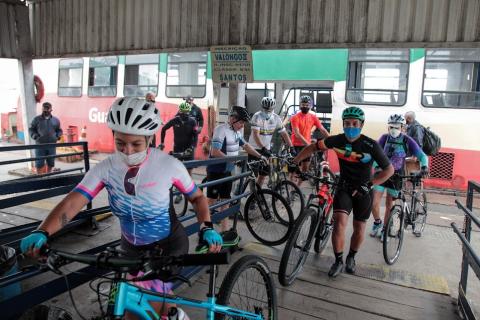 ciclistas desembarcam na chegada a estação. #paratodosverem