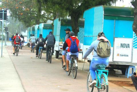 Ciclistas enfileirados na ciclovia. #paratodosverem