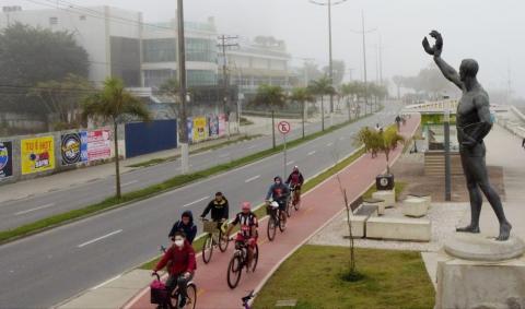 Foto aérea de ciclistas na ciclovia. #paratodosverem