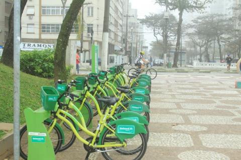 Estacionamento de bicicletas do Bike Santos. #paratodosverem