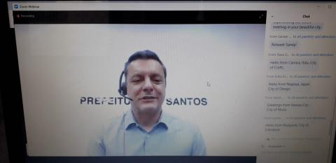 o prefeito Rogério Santos fala no encontro on-line. Ele usa fone e microfone. #paratodosverem