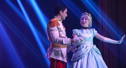 Príncipe e princesa juntos em palco. #paratodosverem