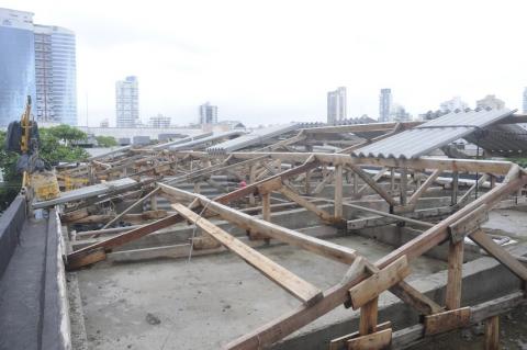 área da cobertura com madeiramento e algumas telhas. #paratodosverem