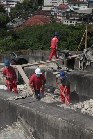 HOmens trabalham na cobertura. #Paratodosverem