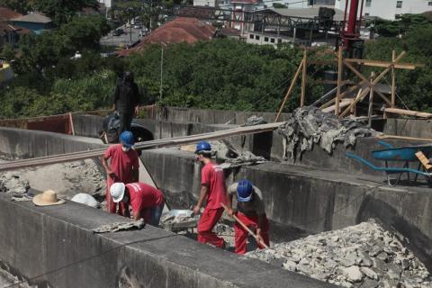 Homens trabalham na cobertura. #Paratodosverem