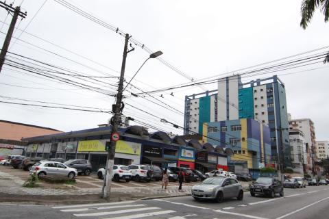 centro comercial e avenida a frente #paratodosverem