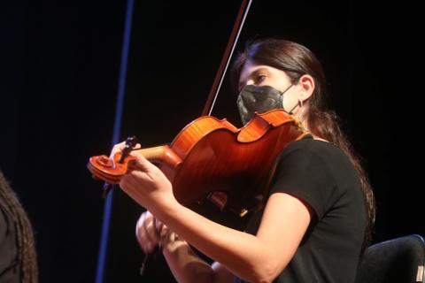 close de musicista tocando violino. #paratodosverem