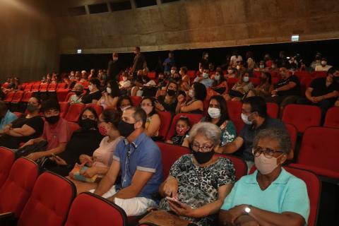 Público sentado à plateia. #paratodosverem