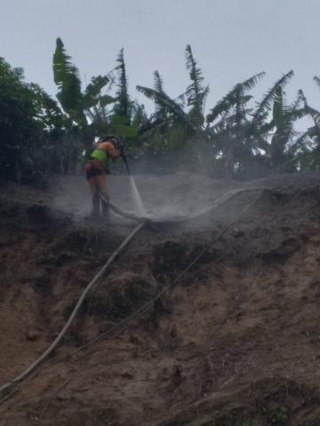 Homem trabalha em cima do morro #paratodosverem