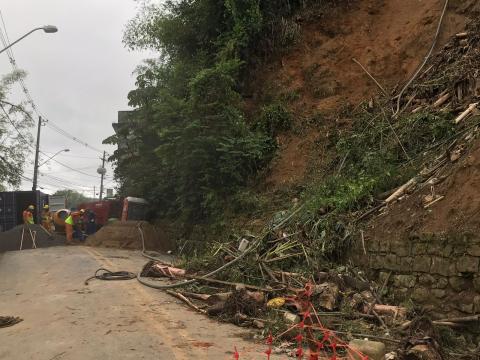 Vários entulhos no pé do morro e funcionários ao fundo #paratodosverem