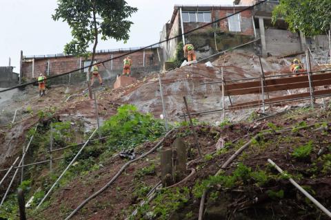 Homens trabalhando no alto da encosta. #paratodosverem