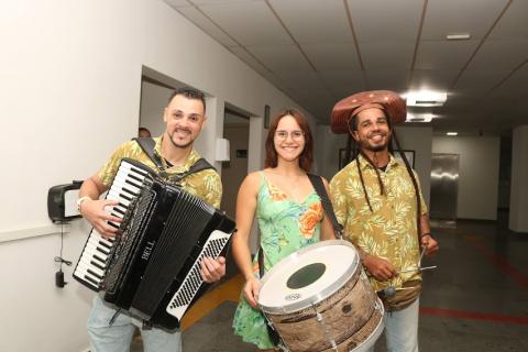 Músicos com instrumentos e roupas tradicionais nordestinas. #paratodosverem