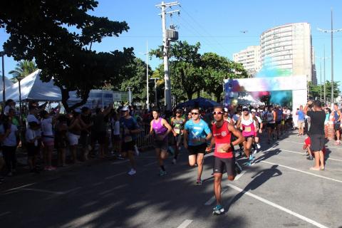 Atletas despontam após a largada. #pratodosverem