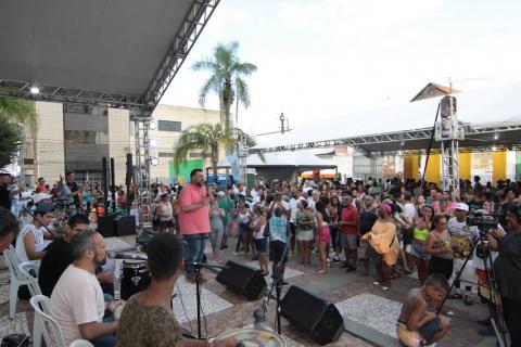 Músicos se apresentam no palco ao lado do Outeiro. #paratodosverem