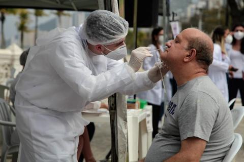 Homem é testado para a covid com introdução de cotonete no nariz. #paratodosverem