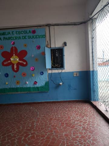Caixa de luz aberta no pátio da escola #paratodosverem