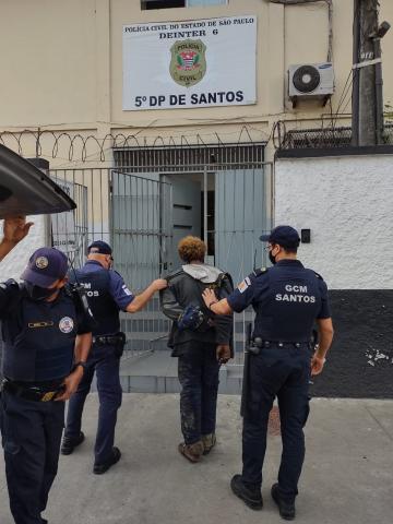 Guardas levando criminoso para dentro da delegacia #paratodosverem