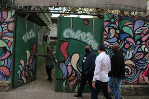 visitantes na porta da Vila Criativa, toda grafitada. #paratodosverem