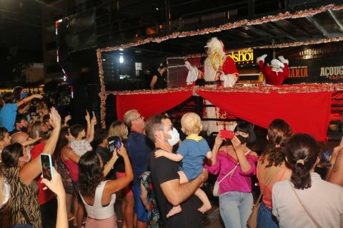 papai noel em caminhão na carreata #paratodosverem