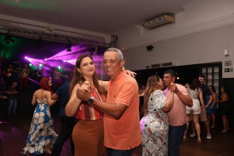 casal dançando #paratodosverem